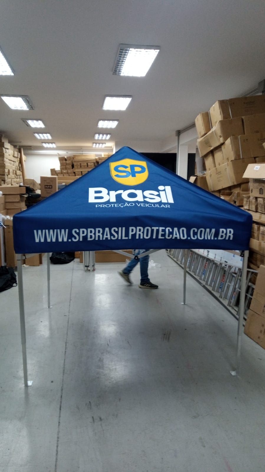 Tenda 2x2 personalizada instalada em evento