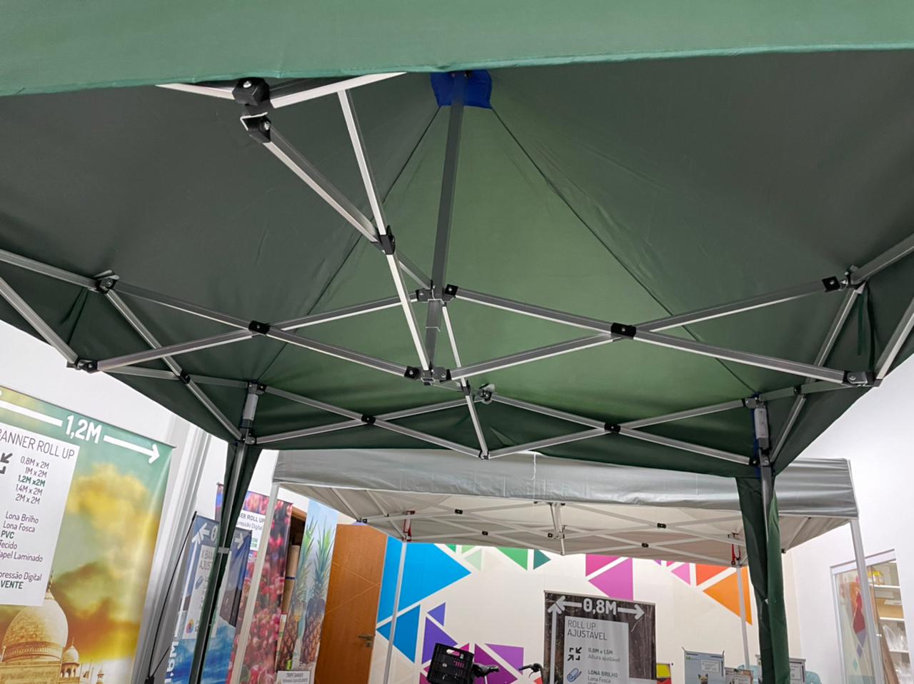 Tenda 2x2 montada em área externa